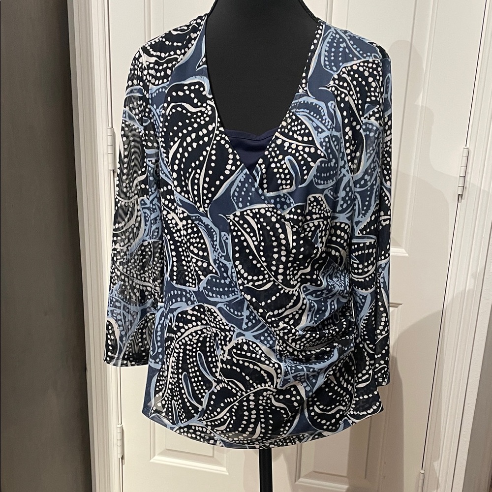 Tahari Blue and White Abstract Blouse (D)